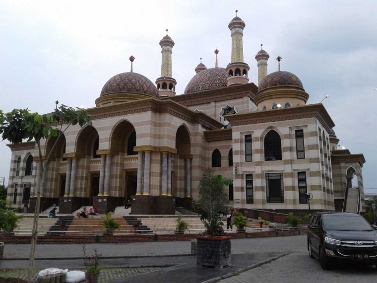 23 Kombinasi  Warna Cat  Masjid 