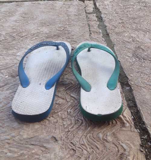 Sandal  Jepit  Beda Warna Kau akan Ku Ingat Selalu   Sandal  Jepit  Beda Warna Kau akan Ku Ingat Selalu