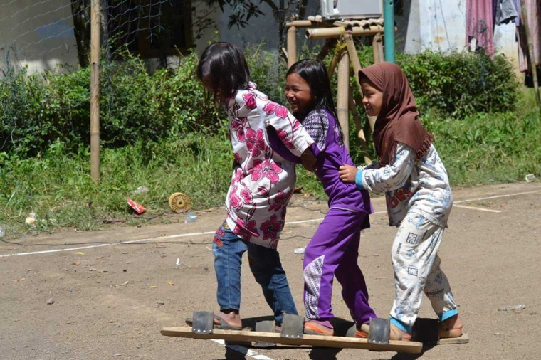 Permainan Tradisional Bakiak  Terlupakan Zaman Now  Permainan Tradisional Bakiak  Terlupakan Zaman Now