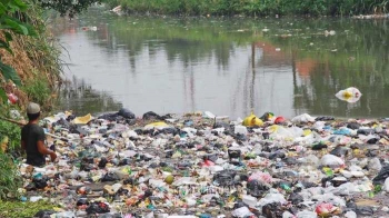 Gambar Orang Buang Sampah Di Sungai Ar Production