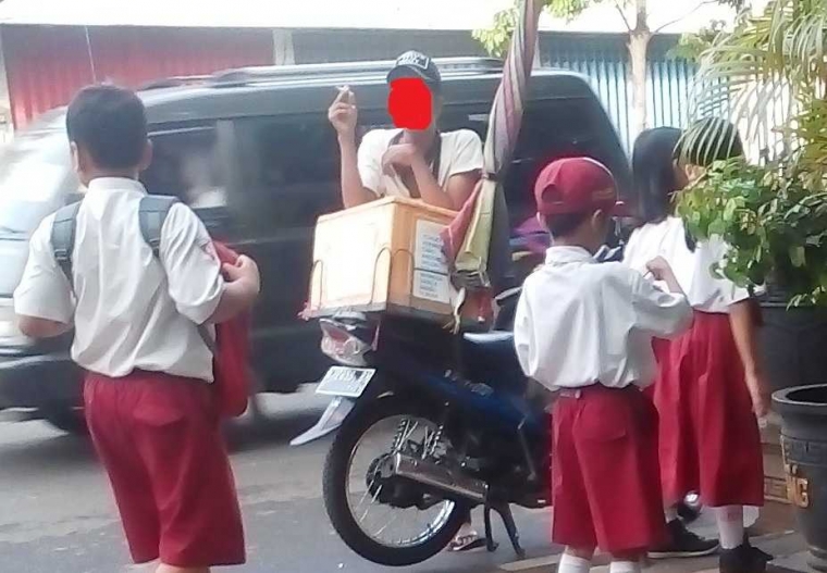 Tolong, Jangan Merokok di Depan Anak! oleh Muhammad Hamid  Tolong, Jangan Merokok di Depan Anak! oleh Muhammad Hamid