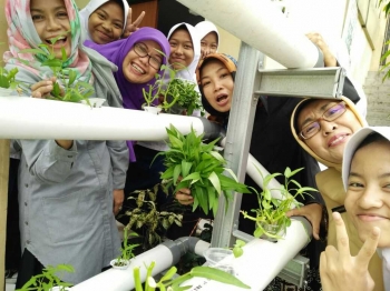 Program Adiwiyata Mewujudkan Sekolah Peduli Lingkungan Program Adiwiyata Mewujudkan Sekolah Peduli Lingkungan
