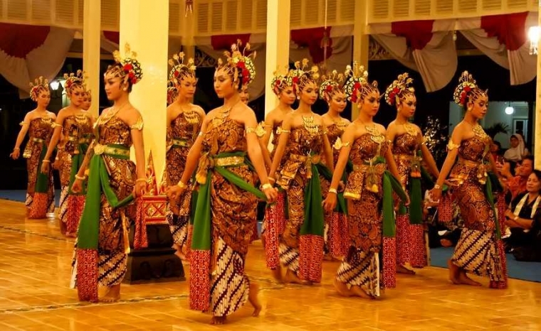 Menguak Filosofi Jawa dalam Tari Bedaya dan Serimpi Menguak Filosofi Jawa dalam Tari Bedaya dan Serimpi