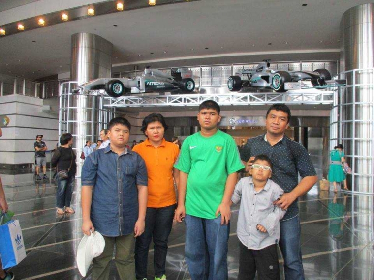 Sepinya "Twin Tower Petronas" Malaysia Seminggu Sebelum Lebaran