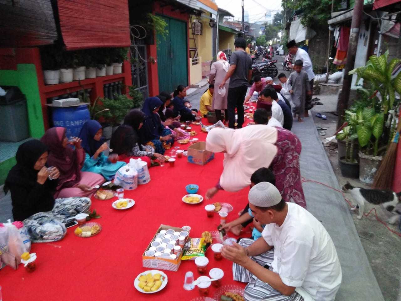 Ketua RT012/02 Kota Bambu Utara Satukan Warga dengan Gelar Santunan dan Bukber