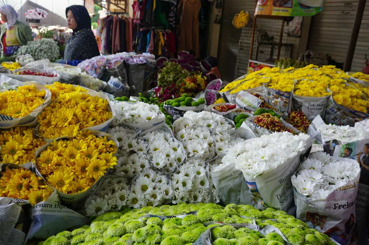 Tradisi Nyekar dan Omzet Penjual di Pasar Bunga Bandungan Tradisi Nyekar dan Omzet Penjual di Pasar Bunga Bandungan