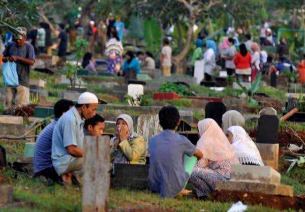 Nyekar Jadi Agenda Idhul Fitri Tiap Tahun