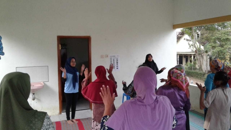 KKN UM 2021 Pelopor Senam Anti Stroke bagi Lansia di Desa KKN UM 2021 Pelopor Senam Anti Stroke bagi Lansia di Desa