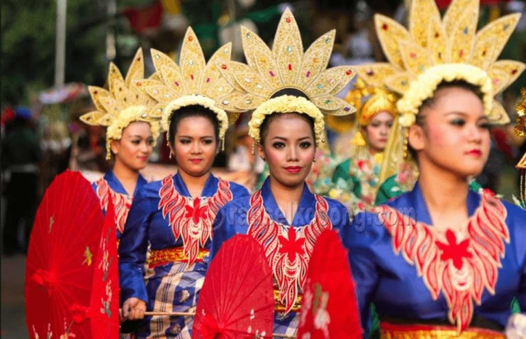 Keunikan Pakaian Adat Nusantara oleh Priangga Otviapta Keunikan Pakaian Adat Nusantara oleh Priangga Otviapta