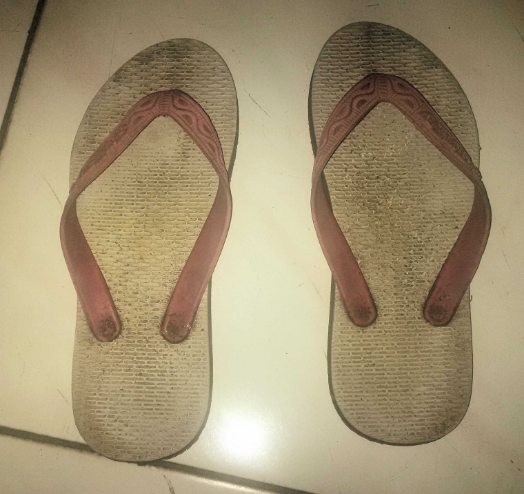 Sandal Jepit Laku di Masjid oleh Robbi Khadafi Halaman Sandal Jepit Laku di Masjid oleh Robbi Khadafi Halaman
