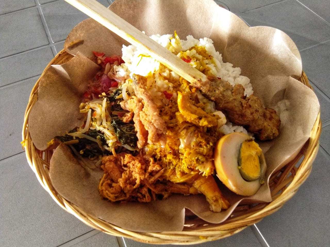 Nikmatnya Makan Nasi Campur Bali dengan Ayam Betutu