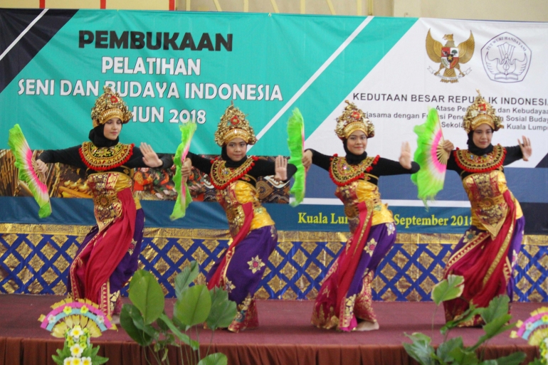 Cara Santun Memagari Budaya Indonesia di Luar Negeri Cara Santun Memagari Budaya Indonesia di Luar Negeri
