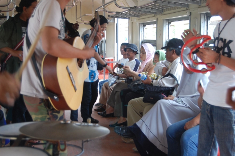 Mengingat Lagi Saat Drum Tam-tam Bercampur Aduk dengan Teriakan Pedagang di Dalam Kereta