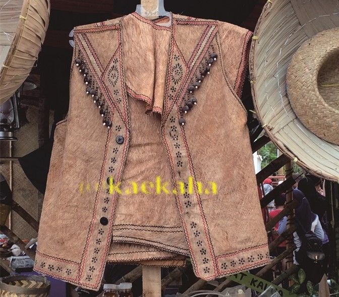 Terpesona Baju Kulit Kayu Khas Dayak Deah di Tabalong Terpesona Baju Kulit Kayu Khas Dayak Deah di Tabalong