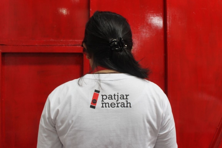 Patjar Merah, Buku dan Perempuan