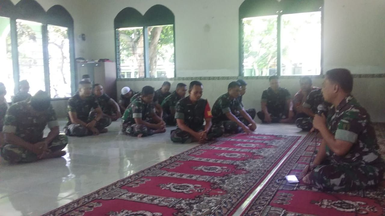 Sholat Zuhur Berjamaah, Pasi Intel Berikan Kultum di Musholla As Syuhada Kodim 0829 Bangkalan