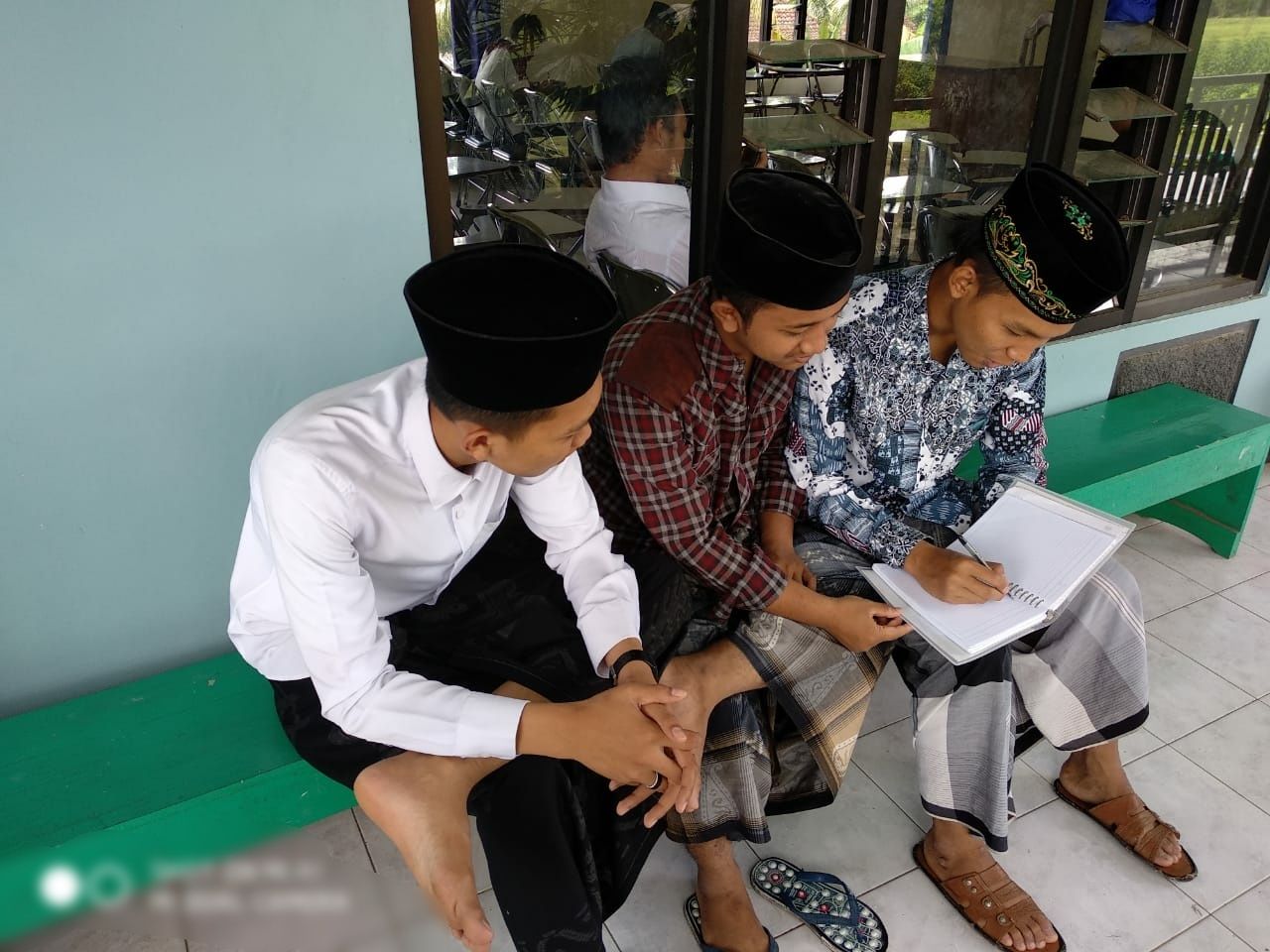 Berani kuliah pake sarung ?