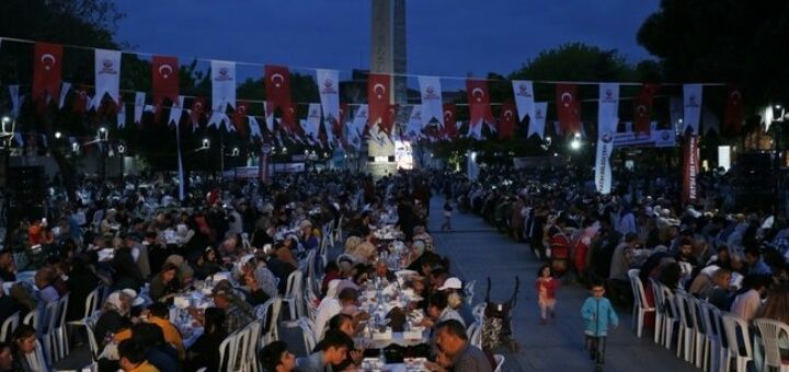 Ribuan Orang Ikut dalam Tradisi Buka Puasa Bersama di Blue Mosque, Turki