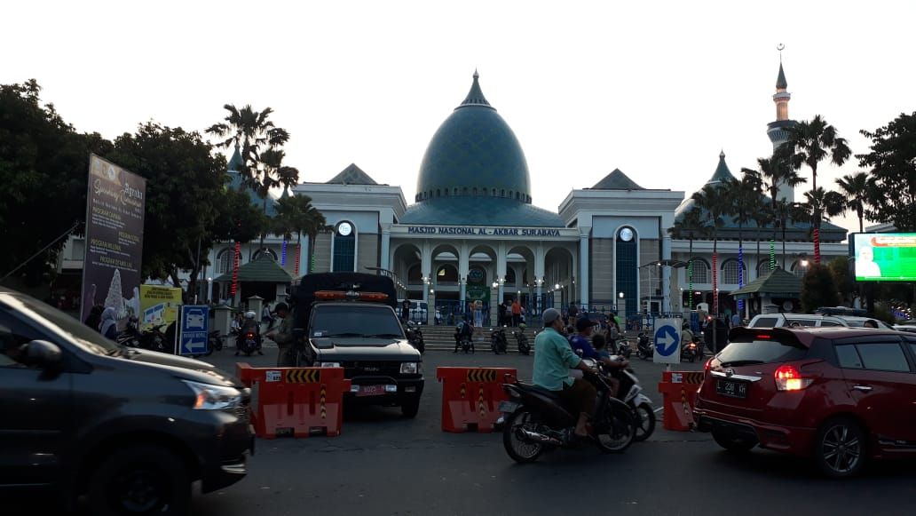 Masjid Al-Akbar Surabaya, Wisata Murmer Ngabuburit