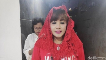 Dewi Tanjung Si Cantik Penjinak People Power Dewi Tanjung Si Cantik Penjinak People Power