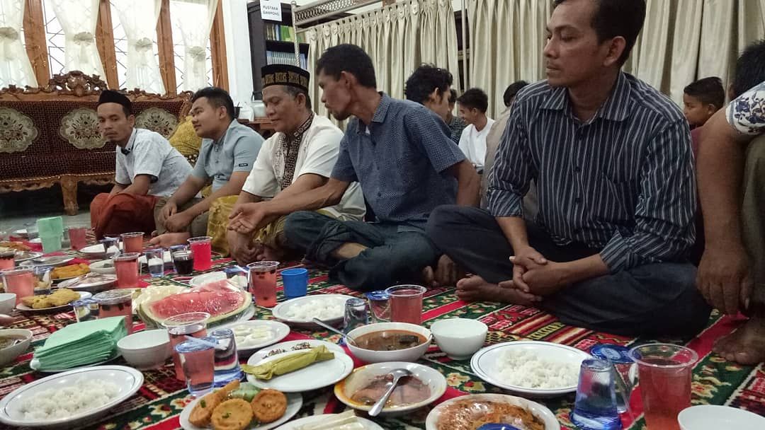 Tim Safari Ramadan Pemkab Aceh Besar Buka Puasa Bersama dengan Warga Tanjung Selamat