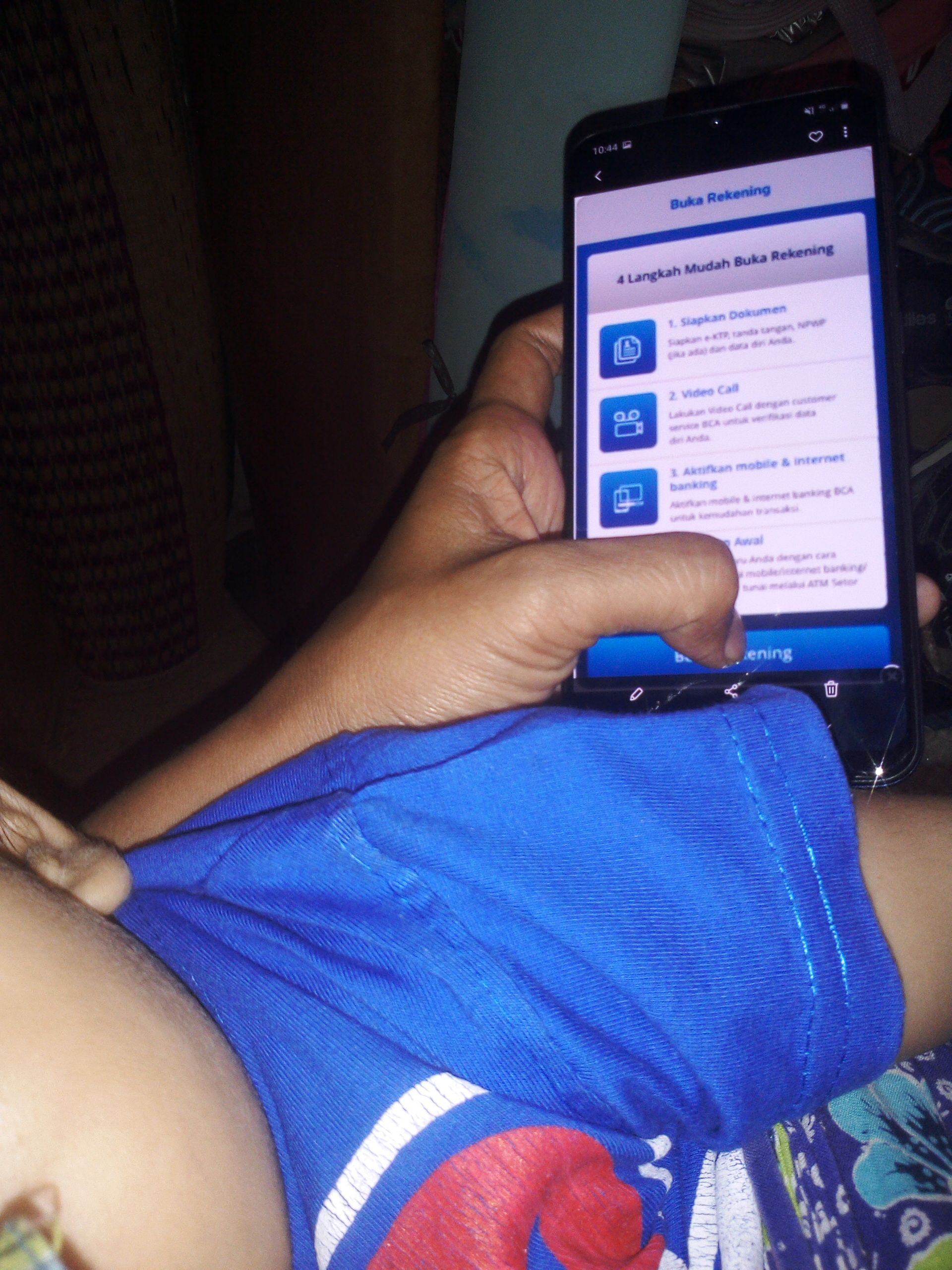 Buka Rekening BCA di Rumah Sambil Gendong Bayi Seperti Saya? Bisa, Pakai BCA Mobile Saja!