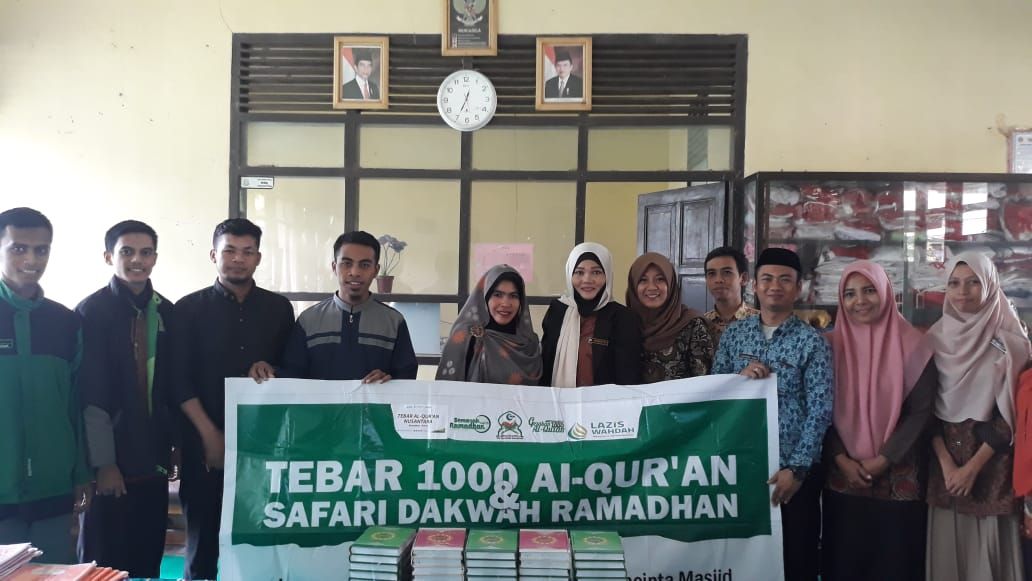 LKA MPM UINAM Tebar Wakaf 1000 Al Qur'an di SMPN 2 Bungoro Pangkep