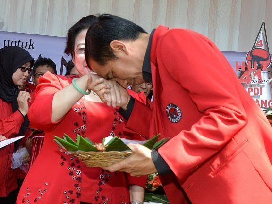 Kenapa Jokowi Berlebaran ke Rumah Mega Lewat Pintu Kenapa Jokowi Berlebaran ke Rumah Mega Lewat Pintu
