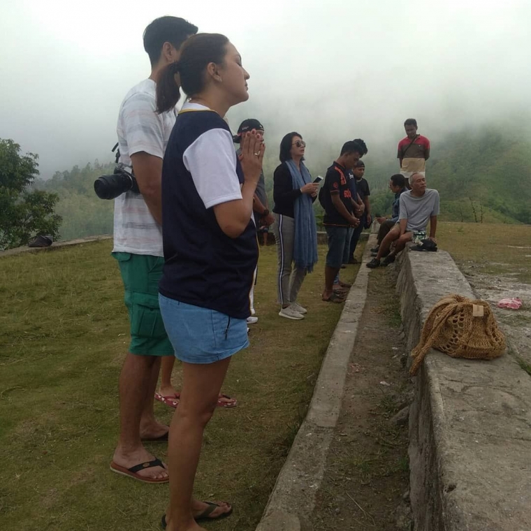 Artis Darius Sinathrya Dan Istrinya Donna Agnesia Kunjungi Patung Bunda Maria Ratu Semesta Alam Wolo Ata Ga E Beiposo Kompasiana Com