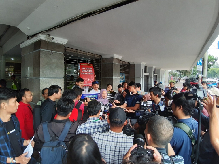 Perjuangan Dara Nasution Menyampaikan Langsung Keluhan Masyarakat Terhadap Kinerja Kpi Halaman 1 Kompasiana Com