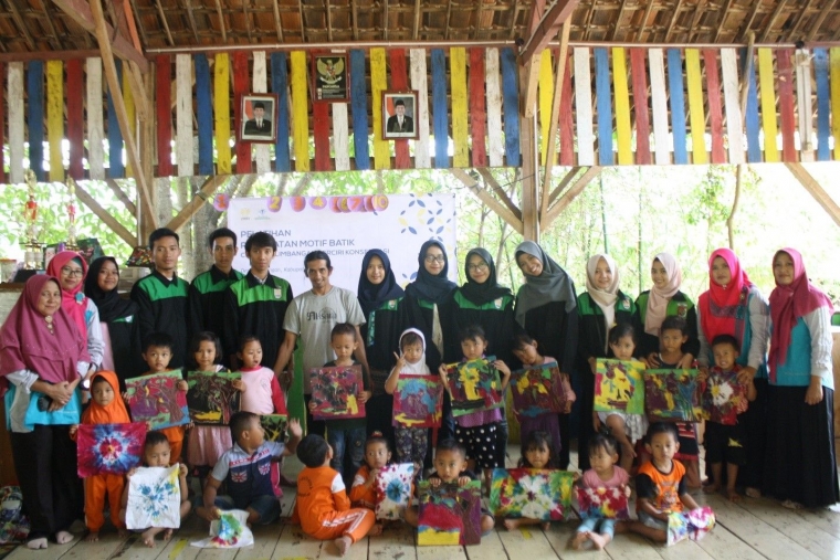 Kenalkan Batik kepada Anak Usia Dini Mahasiswa KKN PPM Kenalkan Batik kepada Anak Usia Dini Mahasiswa KKN PPM