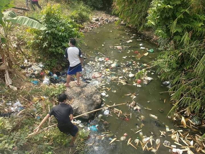 Pemuda Desa yang Peduli akan Kebersihan Sungai