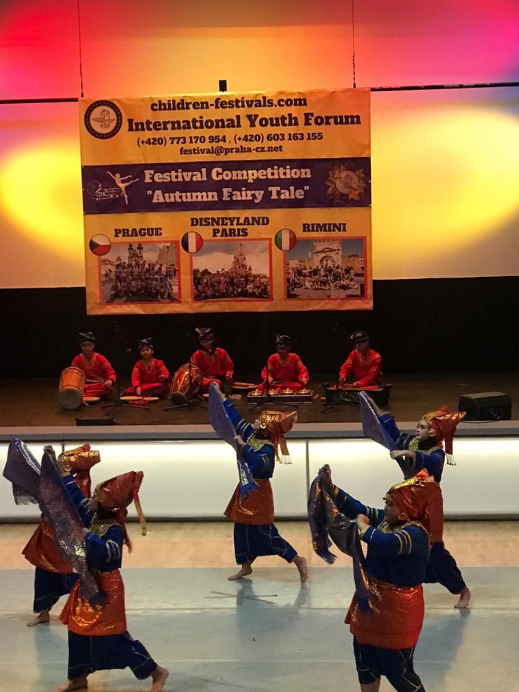 Tim Tari SMP Labschool Cibubur Raih Grand Prix di Praha Republik Ceko