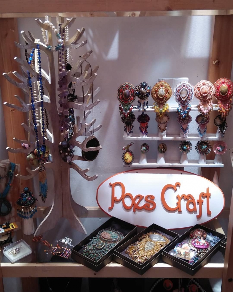 Poes Craft Sang Maestro Kerajinan Tangan yang Mendunia Poes Craft Sang Maestro Kerajinan Tangan yang Mendunia