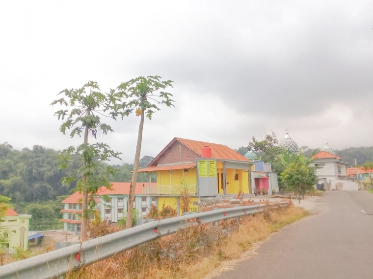 Pondok Pesantren Amanatul Ummah Dusun Paras di Desa Pondok Pesantren Amanatul Ummah Dusun Paras di Desa