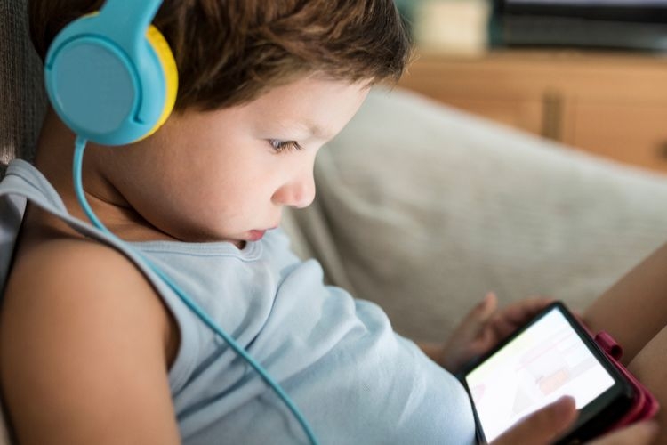 Usaha Orangtua Batasi Anak Bermain Handphone