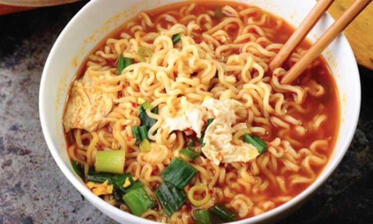 Waspada Sisi Gelap di Balik Kelezatan Semangkuk Mie Instan