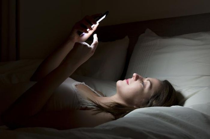 Bahaya Bermain Ponsel Sebelum Tidur