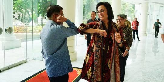 Akibat Corona Salam Siku Jadi Trending, Ini Sejarahnya!