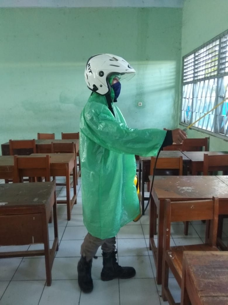 Cegah Covid-19, Berbagai Sekolah Lakukan Penyemprotan Disinfektan dan Pasang Baliho