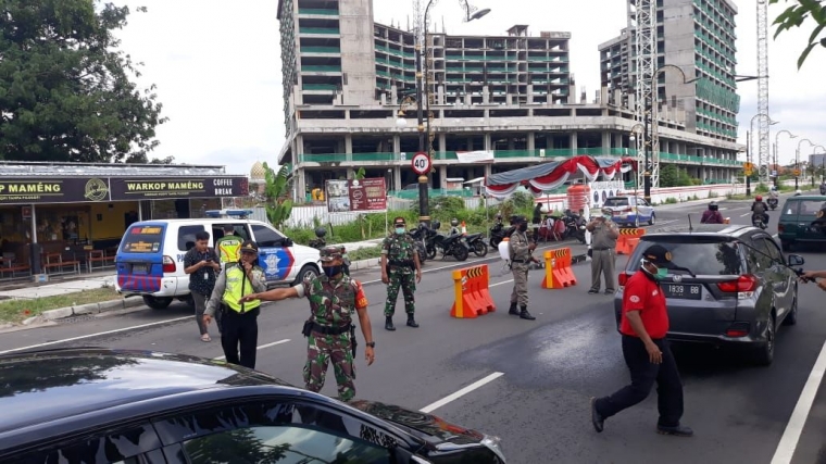 Pemkot Surabaya Gandeng TNI-Polri Rungkut Lakukan Penyemprotan Disinfektan