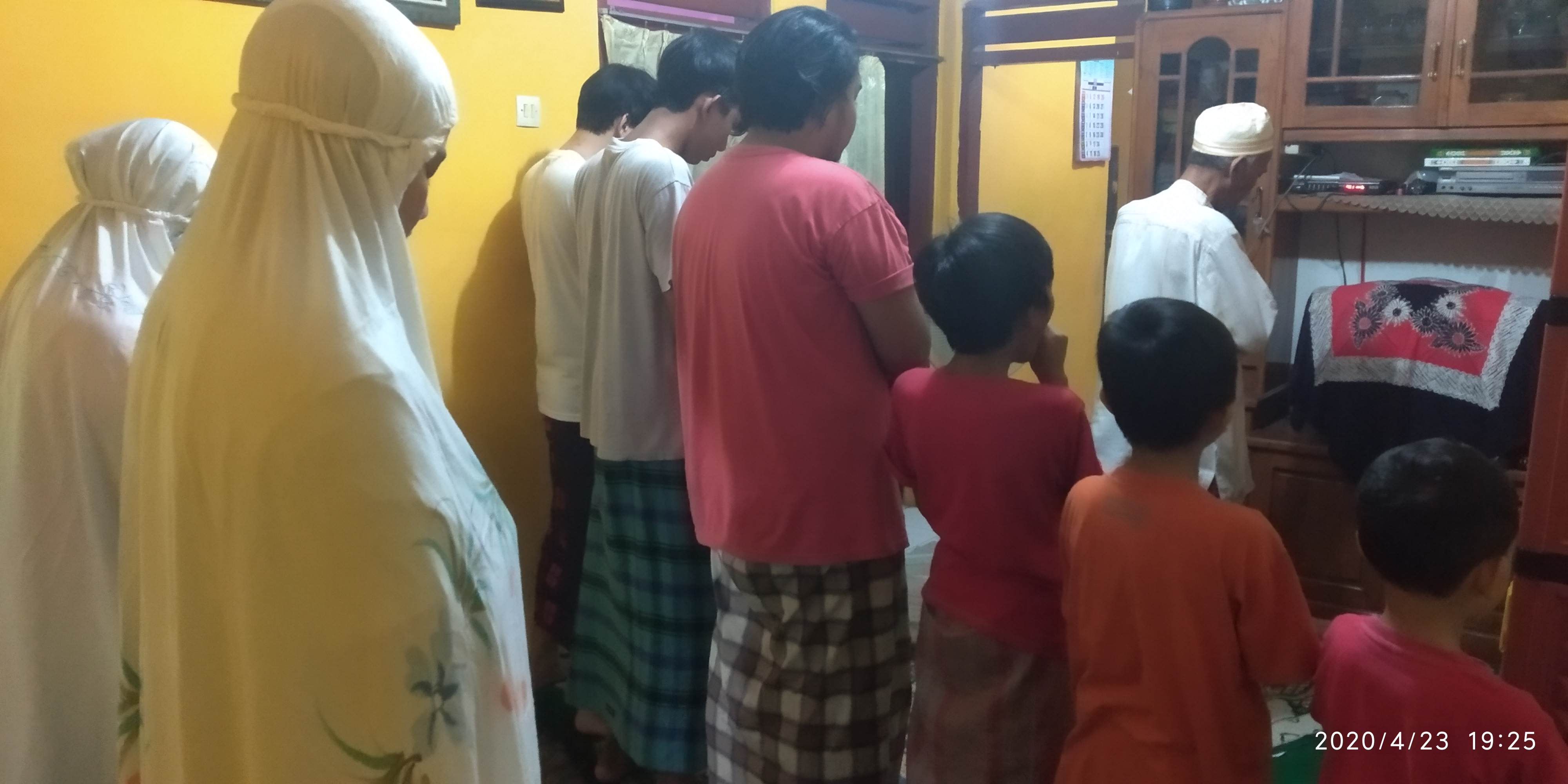 Tarawih Pertama Bersama Keluarga