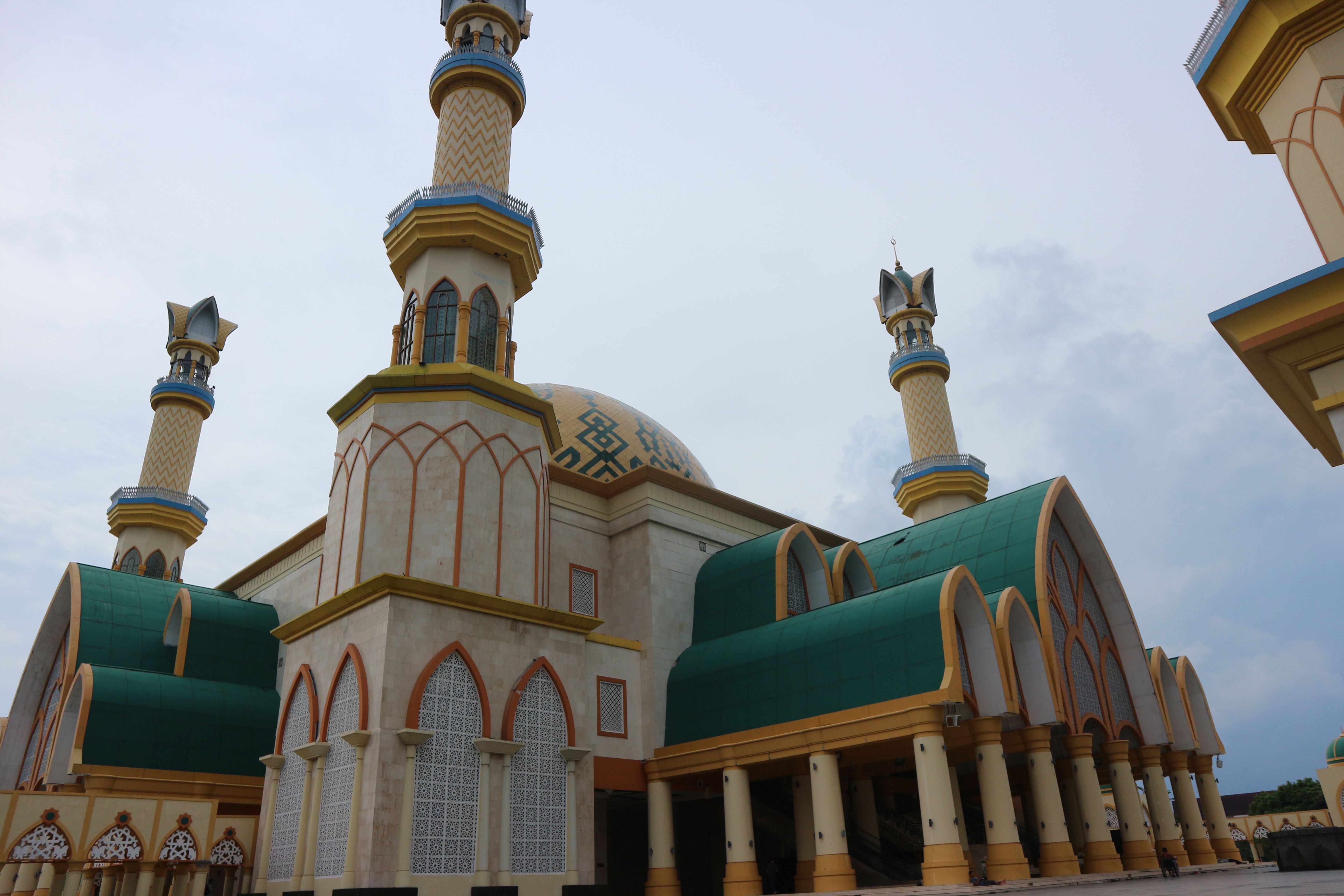 Menengok Masjid Terbesar di Pulau Seribu Masjid