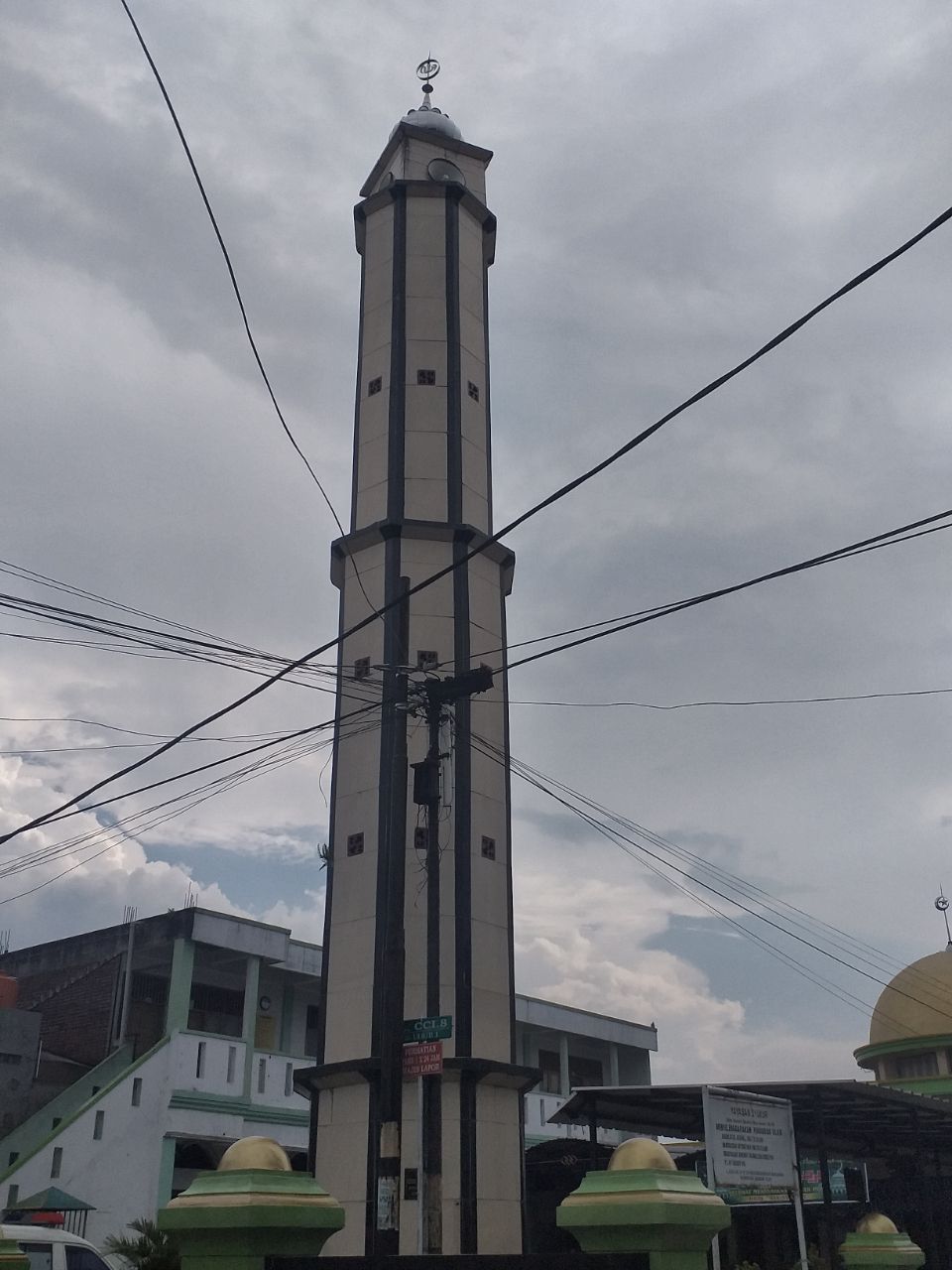 Ketika Kabel Listrik Menghalangi Keindahan Masjid