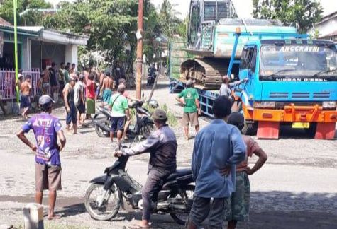 Alat Berat Tambang Ilegal, Dihadang Masyarakat