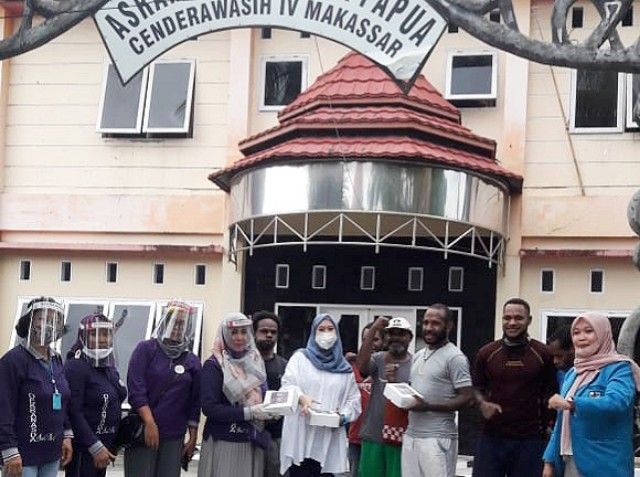 Dekranasda SulSel Bagikan 1000 Takjil Untuk Mahasiswa pada Jum'at Ketiga Ramadhan 1441 H