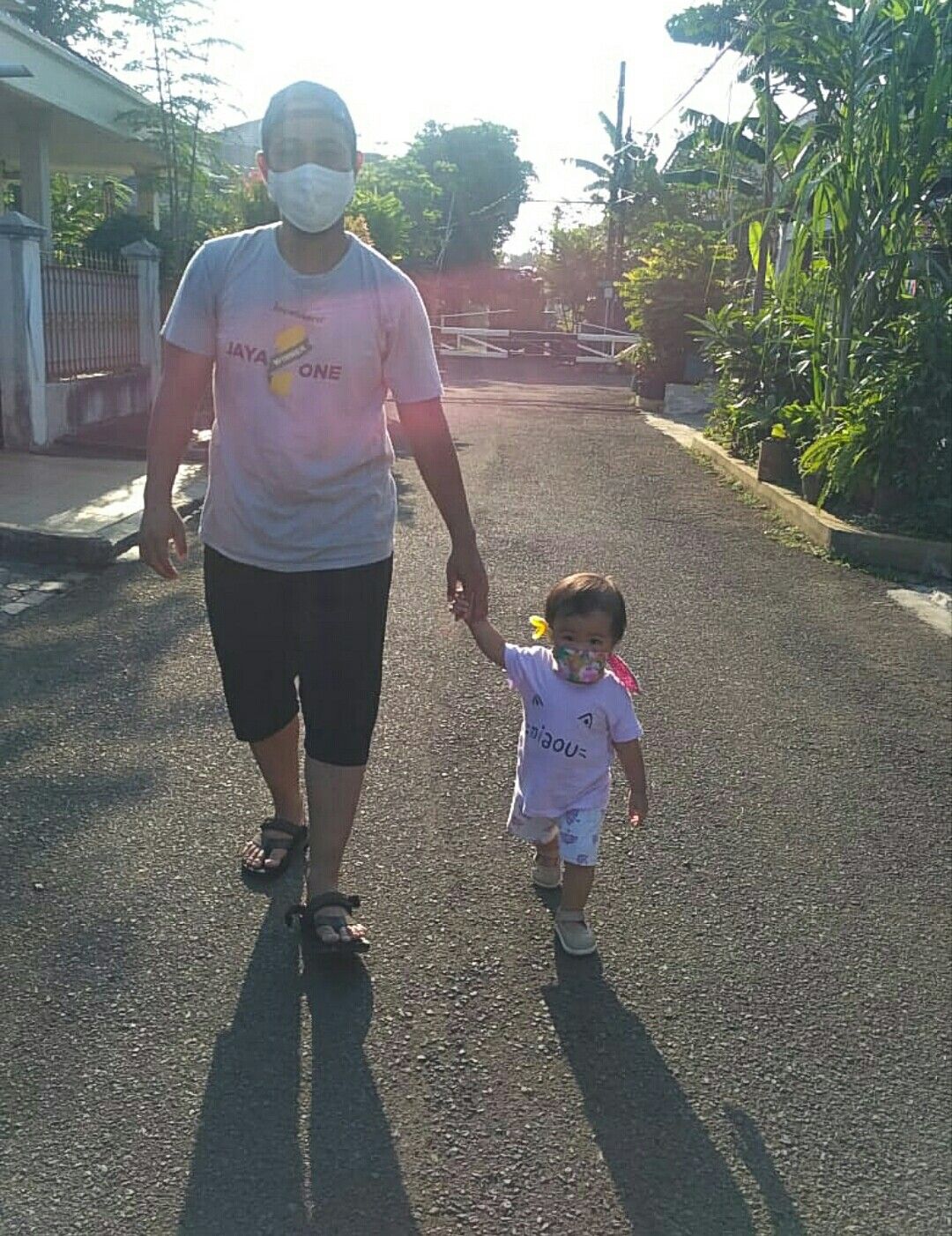 [essay Foto] Jalan Kaki Dan Berjemur Upaya Menjaga Kebugaran Tubuh Saat