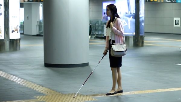 Seorang Perempuan Muda Disabilitas Netra, dengan Petugas Stasiun Tua...