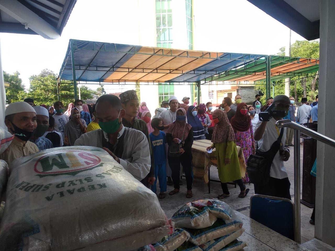 3 Ton Beras Dibagikan, Warga Padati Masjid Al Azhar Pantai Impian