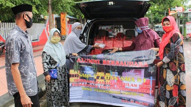 3 Ramadan Alumni Bersaudara Berbagi Takjil